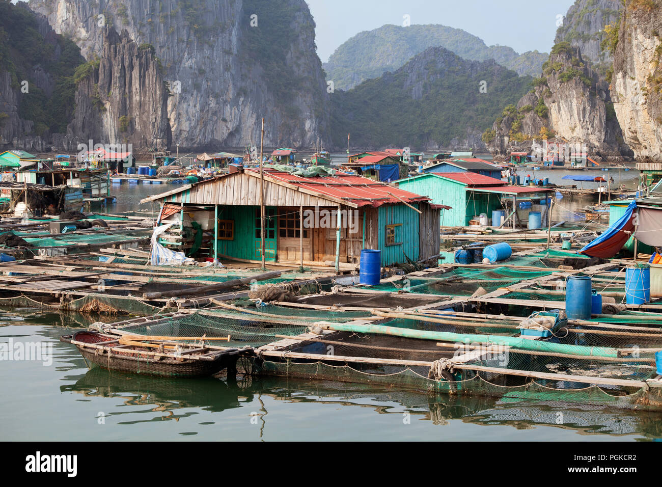 Village flottant dans Ha Long Bay Banque D'Images