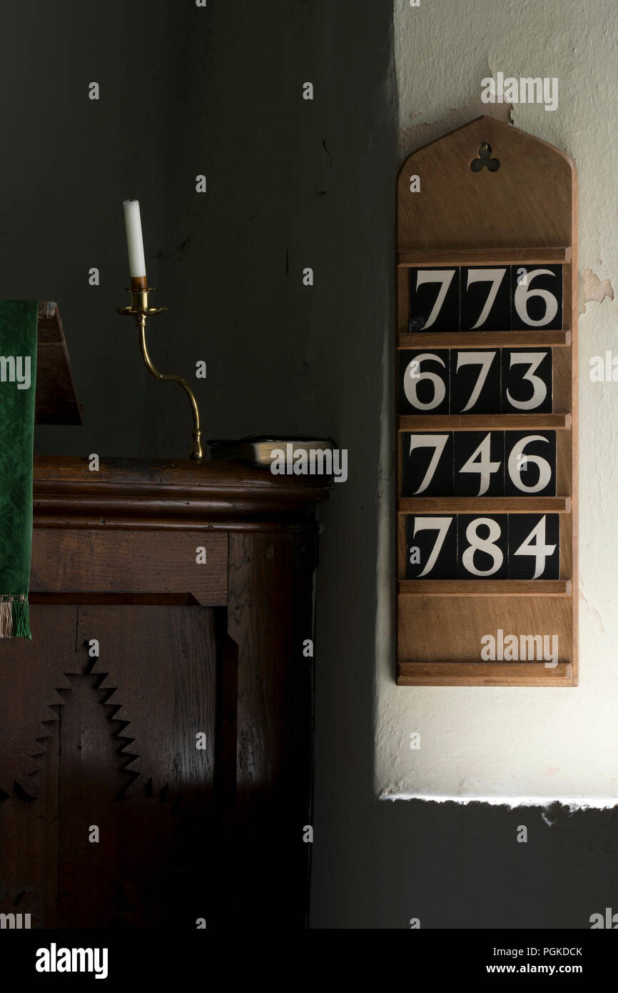 Les numéros de chant conseil en église Saint Jean-Baptiste, Dames Blanches Aston, Worcestershire, Angleterre, RU Banque D'Images