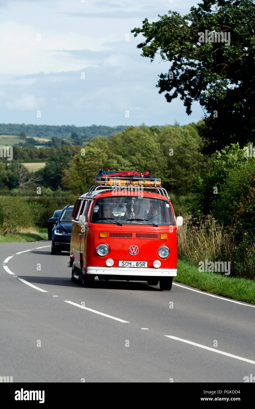 VW campervan sur une route de campagne, dans le Warwickshire, Royaume-Uni Banque D'Images