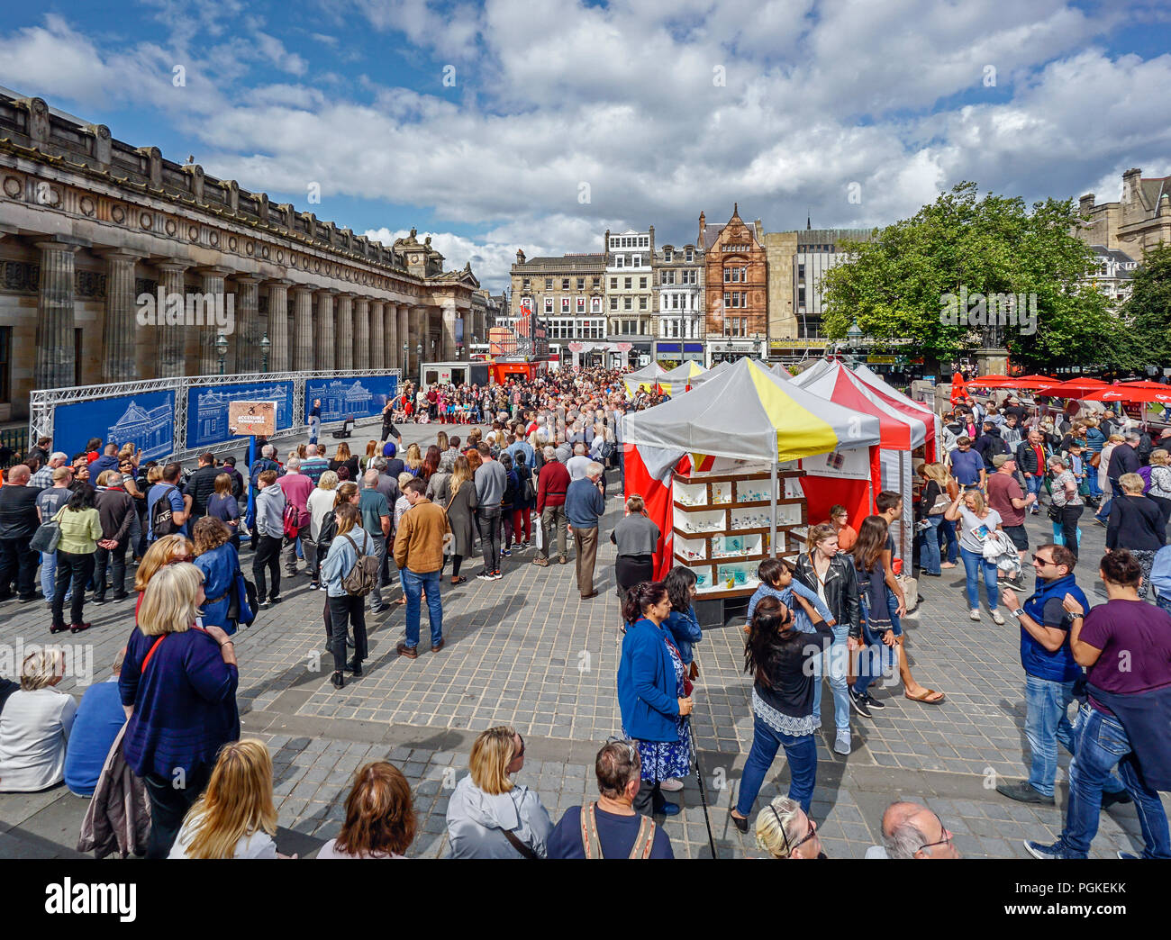 Artiste de rue sur la Butte à l'extérieur de la Royal Scottish Academy de Princes Street d'Édimbourg en Écosse Royaume-uni lors de Edinburgh Festival Fringe 2018 Banque D'Images