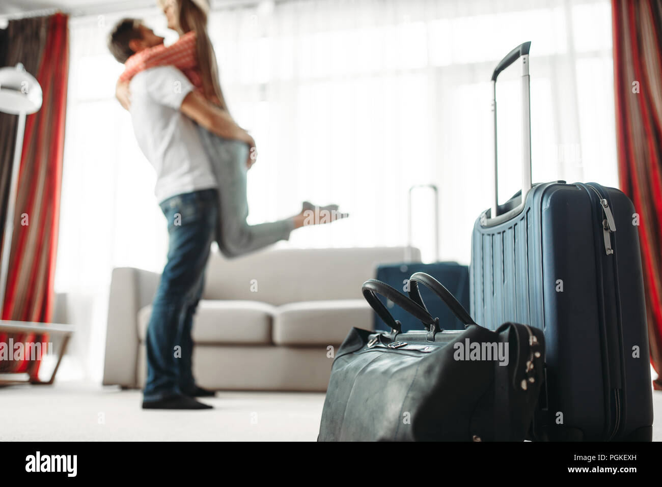 Valises préparées pour vacances, heureux couple hugs sur arrière-plan. Sur  les frais de voyage concept. Préparation des bagages. En voyage ou tourisme  Photo Stock - Alamy