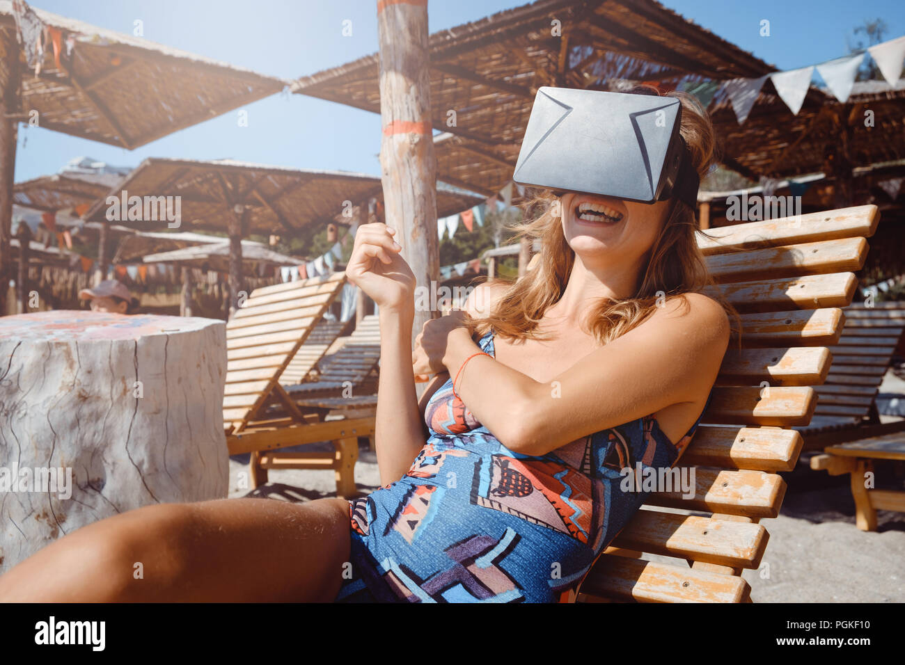 Jeune femme ayant l'amusement avec lunettes VR sur plage. Banque D'Images