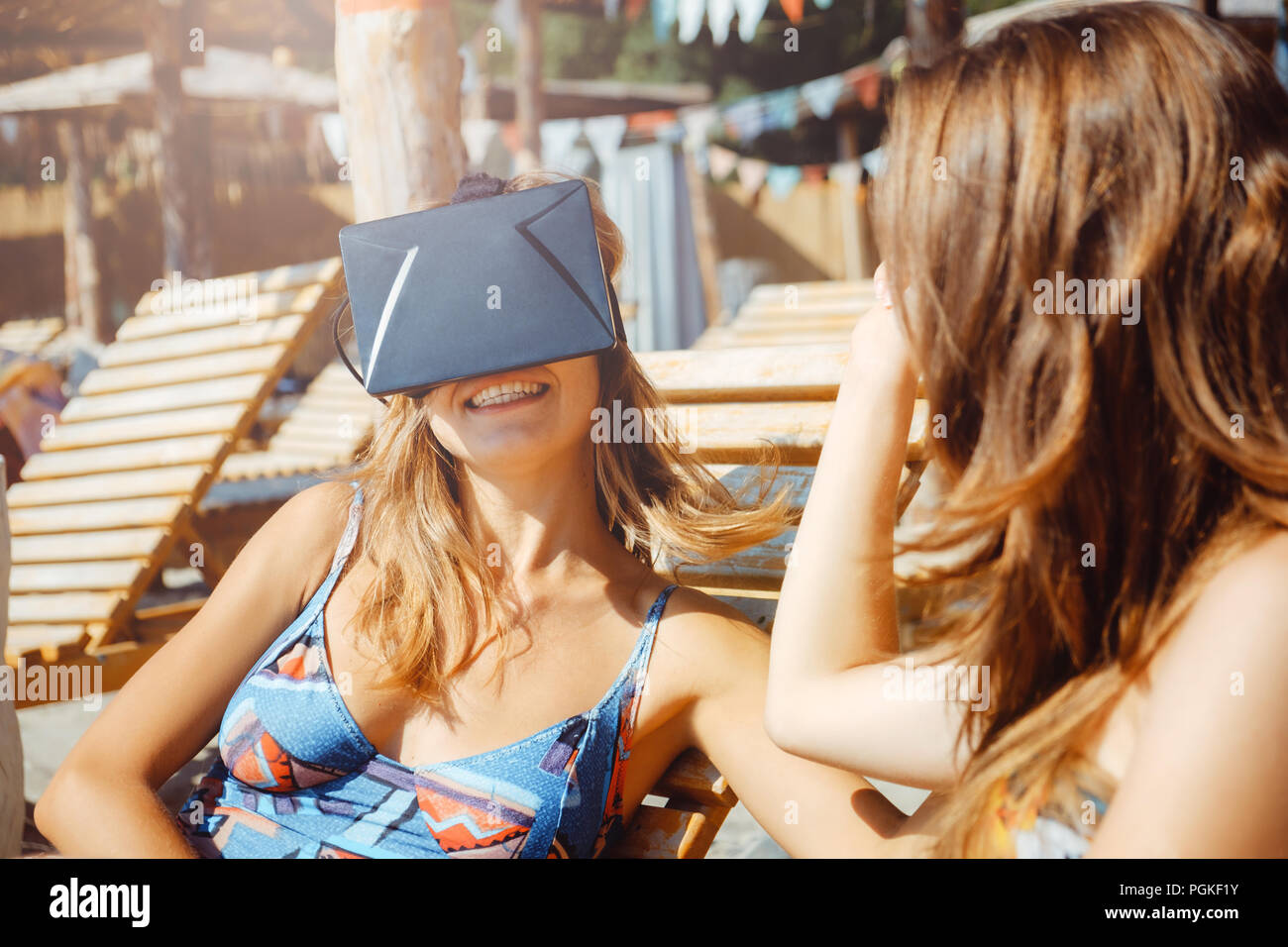 Deux copines s'amusant avec les verres et VR sur smartphone. Banque D'Images