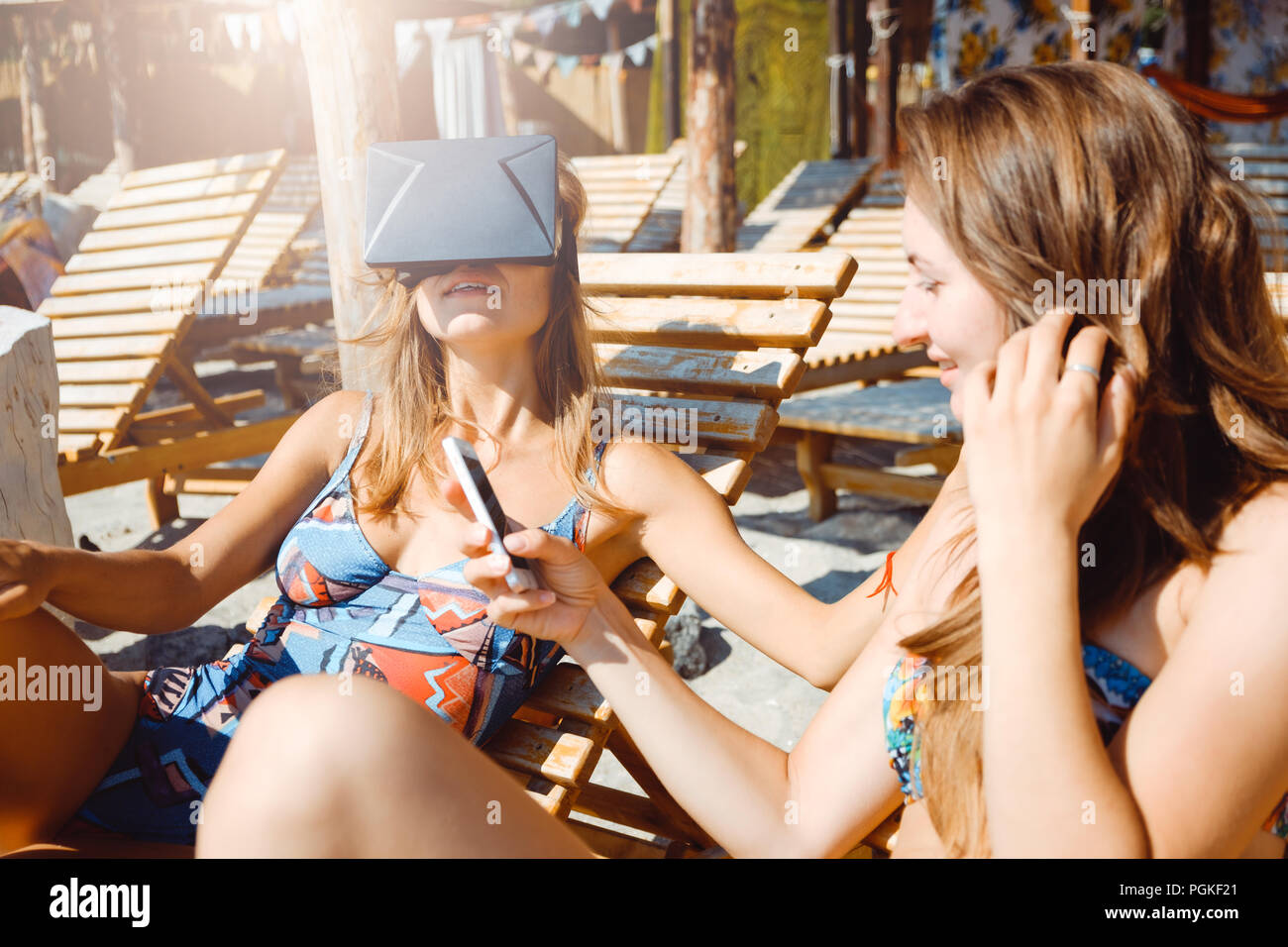 Deux copines s'amusant avec les verres et VR sur smartphone. Banque D'Images