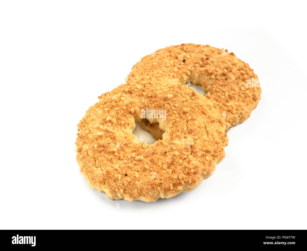 Deux anneau sablés cookies avec des écrous. L'anneau de sable à l'aide d'écrous,isolé sur fond blanc. Anneau de pâte brisée isolated on white with clipping path.Savoirs traditionnels Banque D'Images