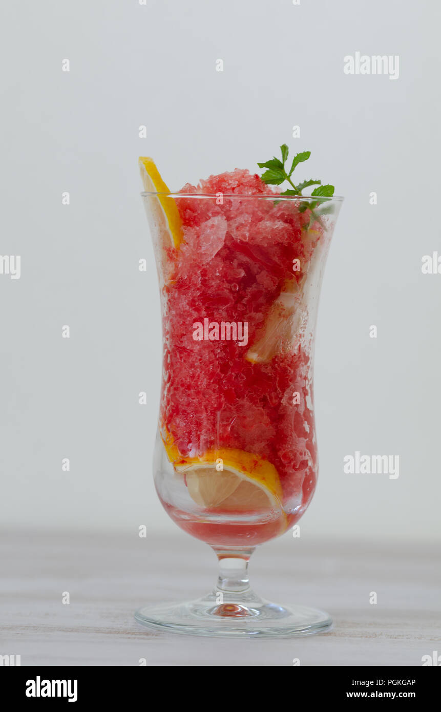 Watermelon slushie avec du citron, de l'été dans des grands verres sur un fond blanc Banque D'Images