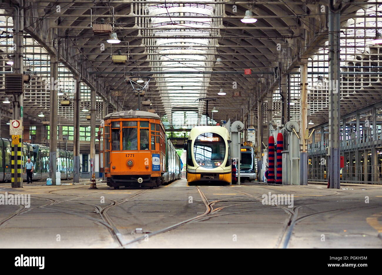 MILAN, ITALIE - 28 MAI 2018 : Les Trams garés sur le dépôt de tramways à Pietro Custodi Street près de Porta Ticinese, mai 2018 à Milan Banque D'Images