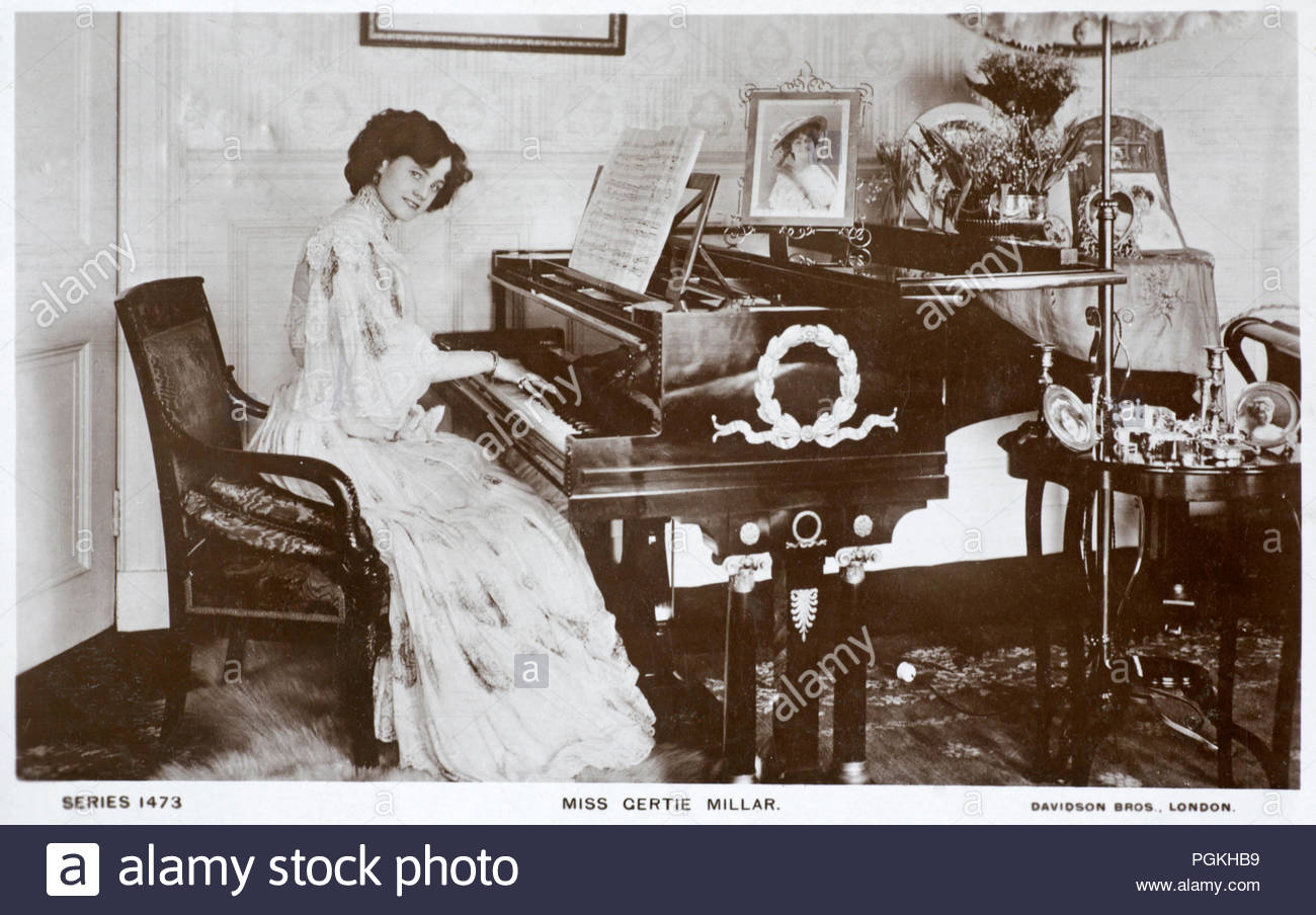 Gertie Millar portrait 1879 - 1952, est une actrice et chanteuse du début du xxe siècle, connu pour ses rôles dans des comédies musicales de style édouardien, vintage real photo carte postale de 1906 Banque D'Images