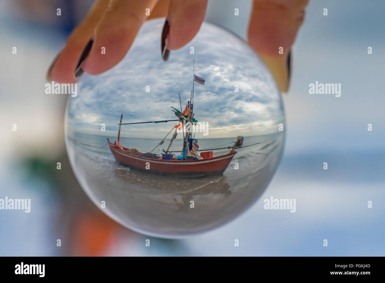 L'expédition dans un verre de cristal ball. Banque D'Images