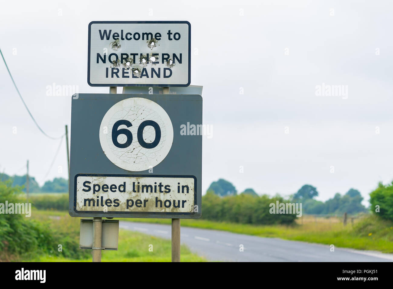 Bienvenue à l'Irlande du Nord un panneau avec trous de balle. Banque D'Images