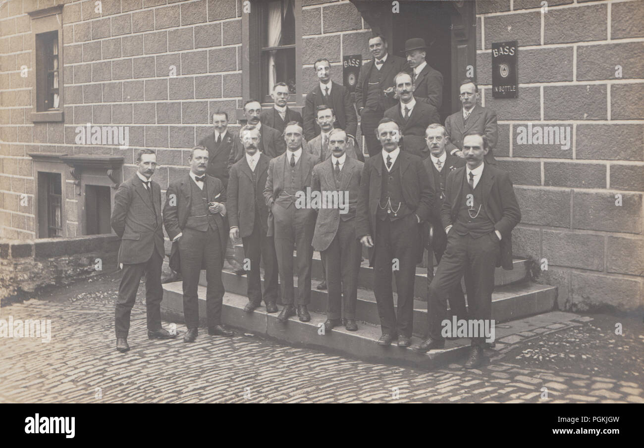 Vintage Photo montrant un groupe d'hommes se tenant debout à l'extérieur d'un bâtiment de la brasserie Bass Banque D'Images