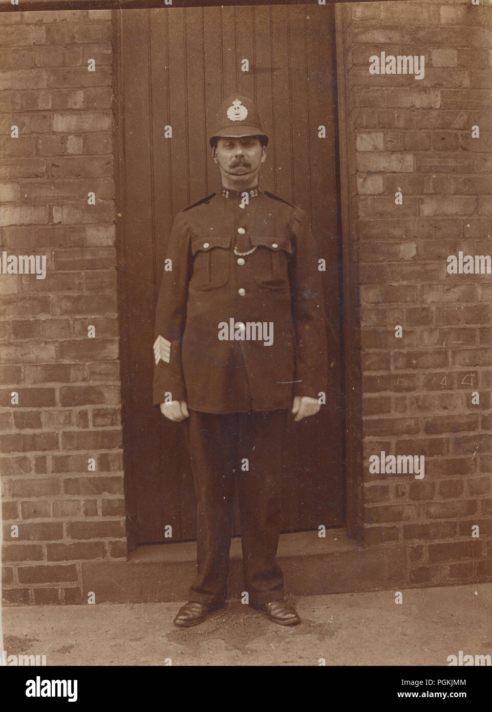 Vintage Photo d'un sergent de la police britannique. Numéro 21 col Banque D'Images