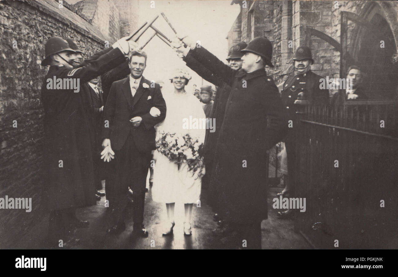 Vintage Photo d'un mariage avec des matraques de police a tenu plus de la mariée et se toilette chefs Banque D'Images
