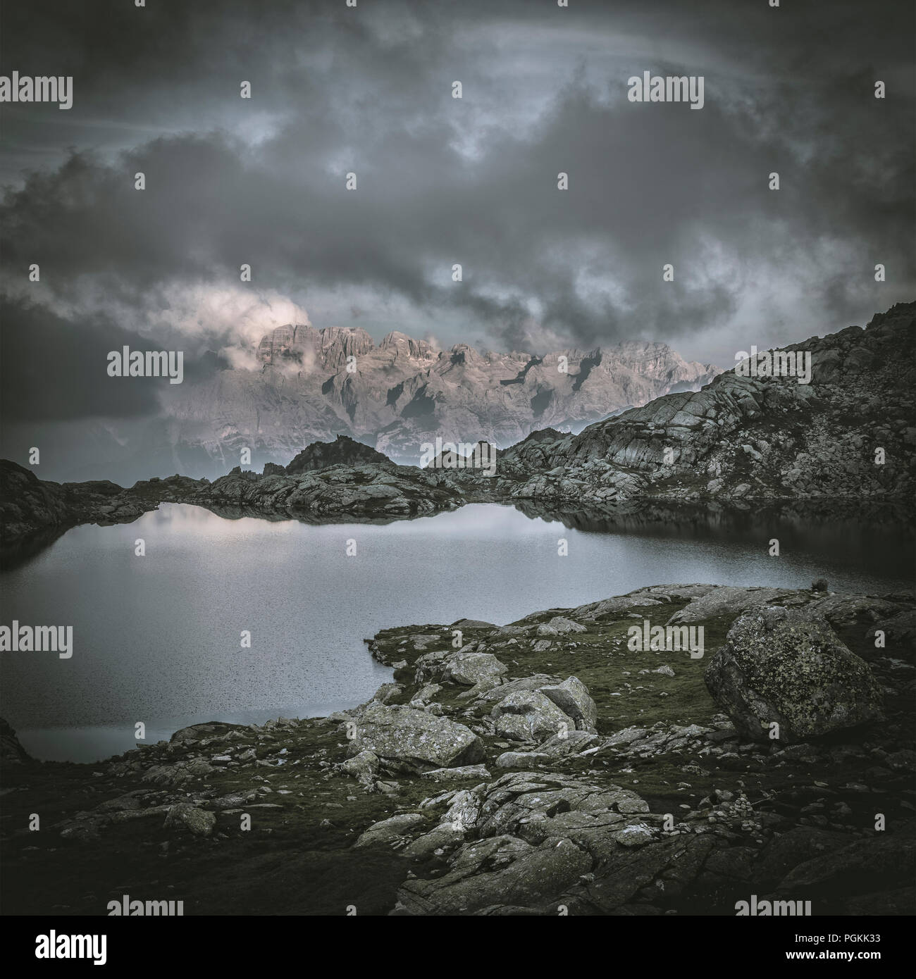 Lago nero en Trentino Alto Adige Alpes italiennes Banque D'Images