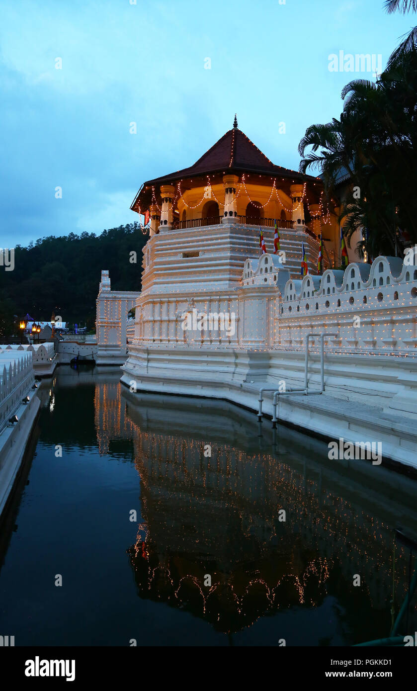 Le Sri Lanka. Août 25, 2018. Temple bouddhiste sri-lankais de la dent est lumière pour l'Esala Perahera festival à l'ancienne capitale de la colline de Kandy, quelques 116 kms de Colombo le 25 août 2018. Le festival comporte une procession nocturne de danseurs de Kandy, incendie, aménagés des musiciens traditionnels, les artistes interprètes ou exécutants et les éléphants incendie acrobatique et attire des milliers de touristes et des spectateurs de partout dans l'île. Credit : Pradeep Dambarage/Pacific Press/Alamy Live News Banque D'Images