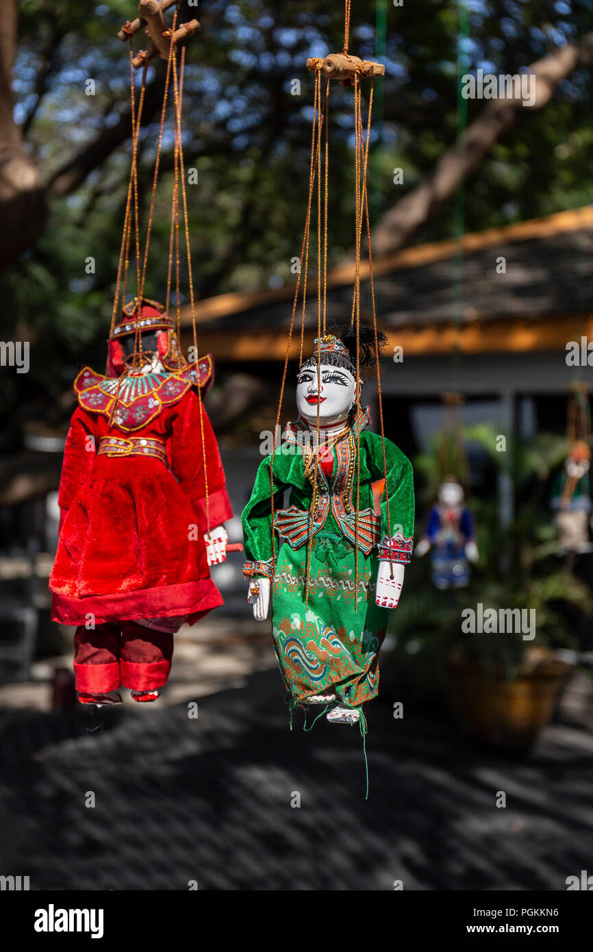 Le joug des marionnettes birmanes traditionnelles Banque D'Images