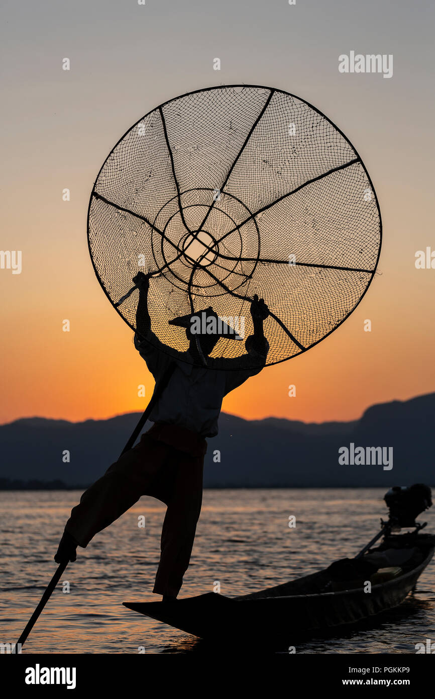 Pêcheur ethnie Intha au coucher du soleil sur le lac Inle Banque D'Images