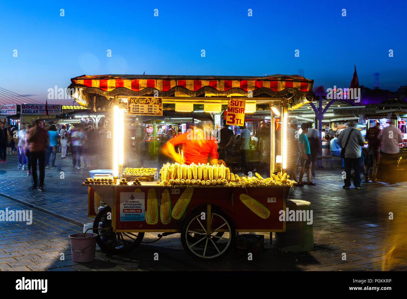 ISTANBUL, TURQUIE - le 14 août : Street food vendeur vend des épis de maïs et des châtaignes grillées sur la rue d'Istanbul le 14 août 2018 à Istanbul, Turke Banque D'Images