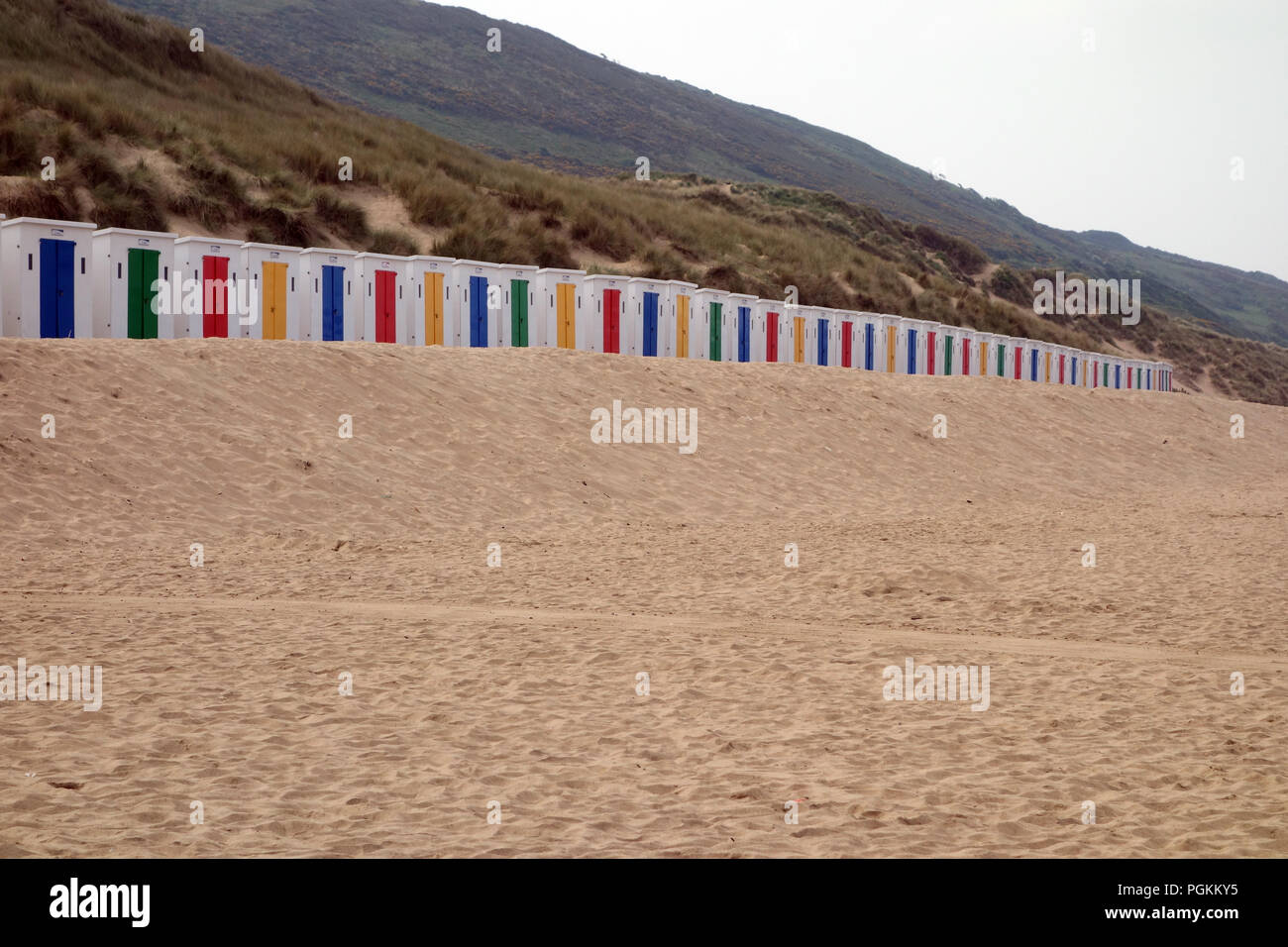 Cabines colorées sur les sables bitumineux en morte Woolacombe Bay sur le chemin côtier du sud-ouest du Devon, Angleterre, Royaume-Uni. Banque D'Images