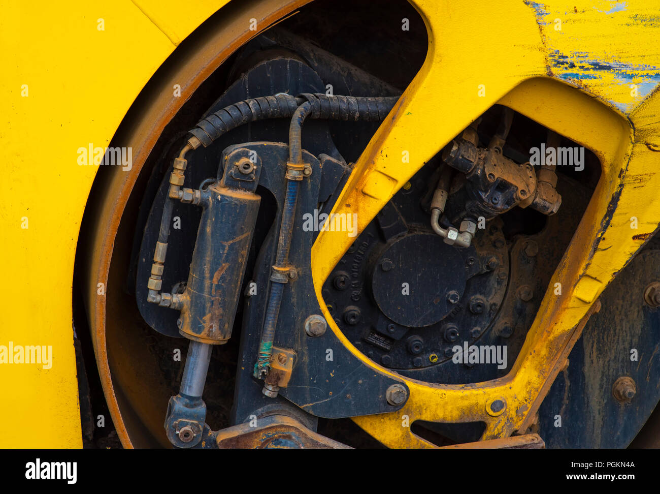 Sur l'asphalte asphalt rider il y un rouleau d'asphalte pour conserver ce bien enfoncé Banque D'Images