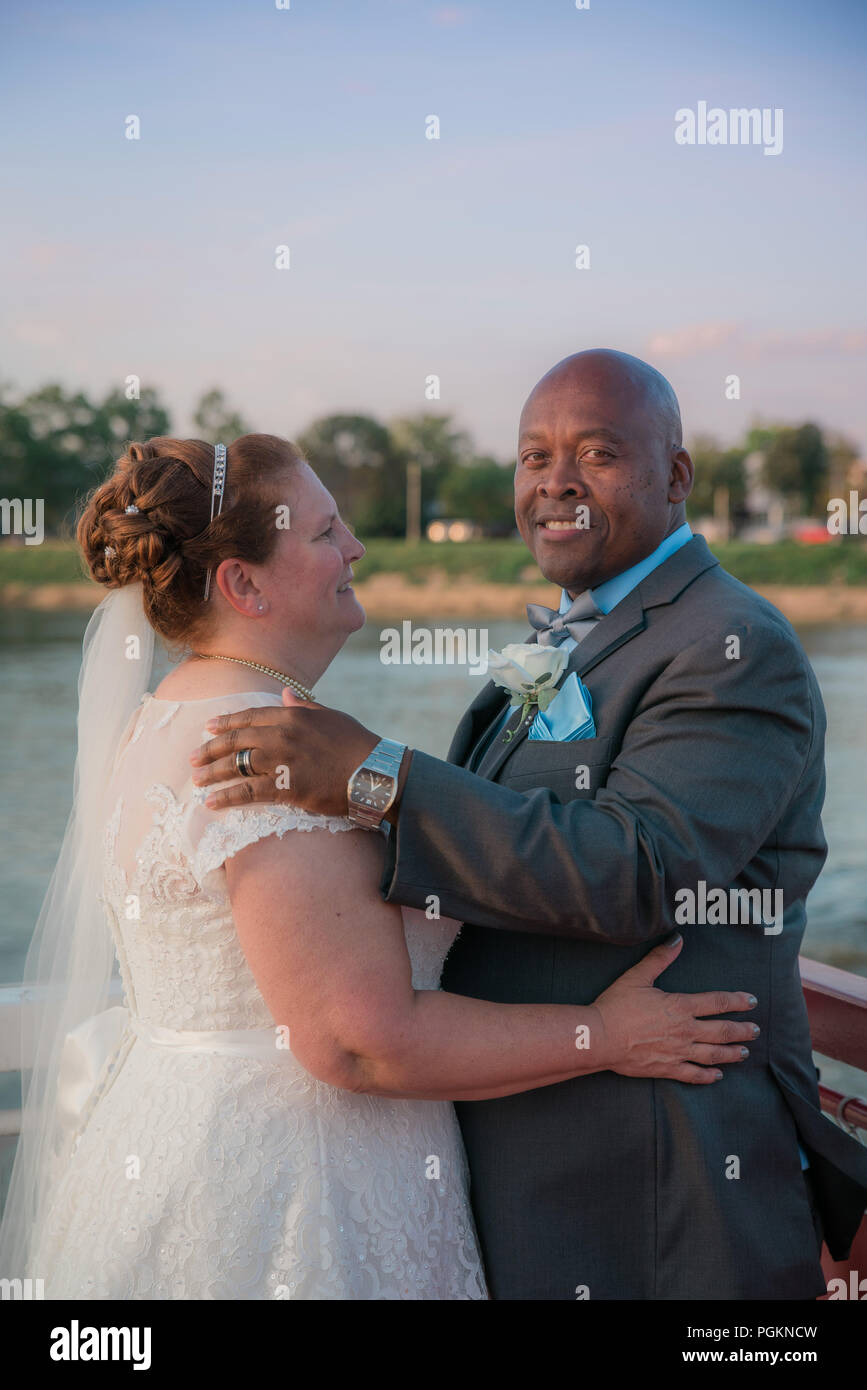 Mixed Race vieux couple dancing Banque D'Images