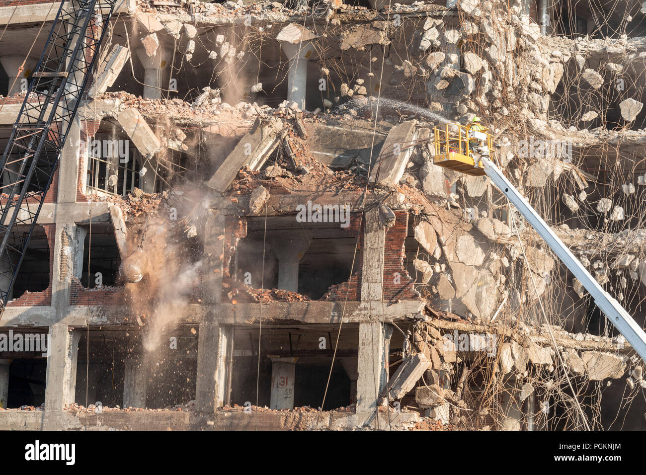 Rock Island, Illinois - Les travailleurs utilisent le boulet de démolition de l'île de roche Plow Company building. Par la suite utilisée par J.I. Cas, le bâtiment ha Banque D'Images