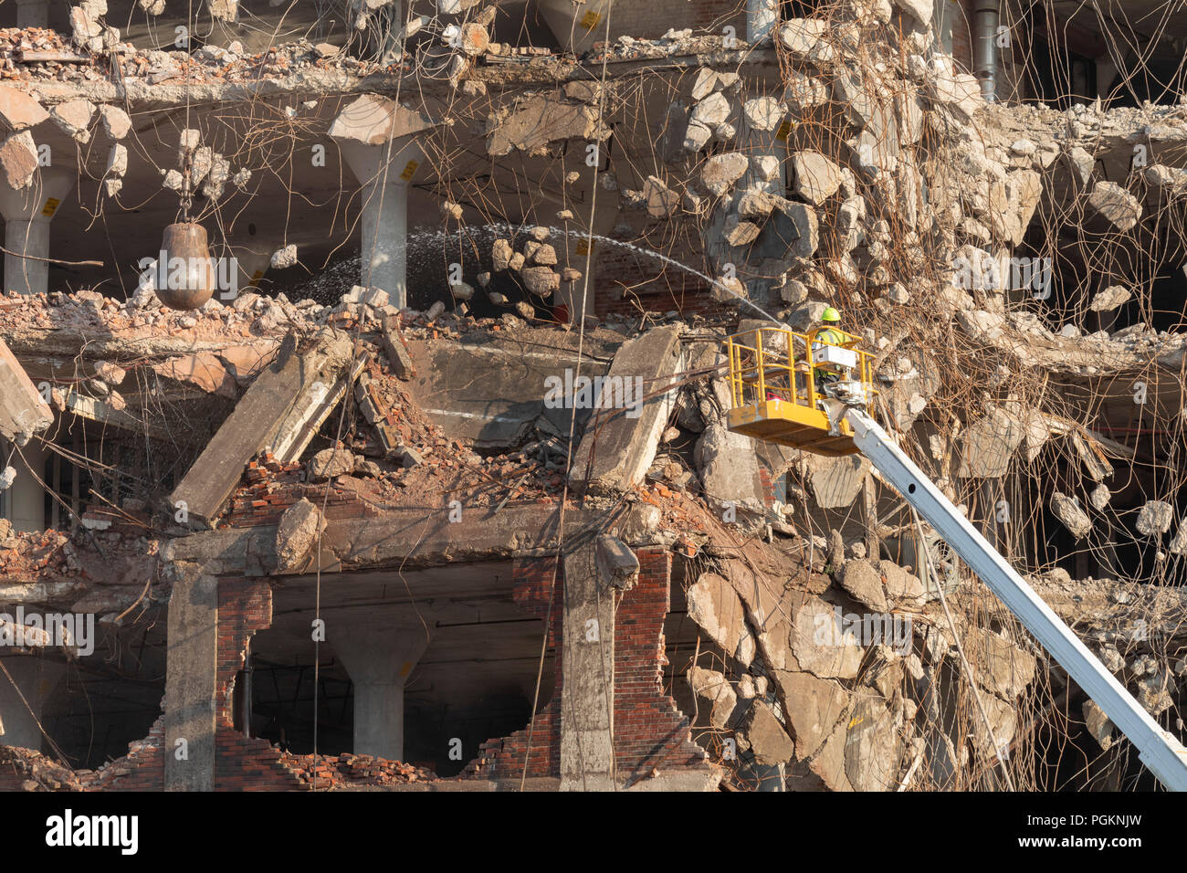 Rock Island, Illinois - Les travailleurs utilisent le boulet de démolition de l'île de roche Plow Company building. Par la suite utilisée par J.I. Cas, le bâtiment ha Banque D'Images