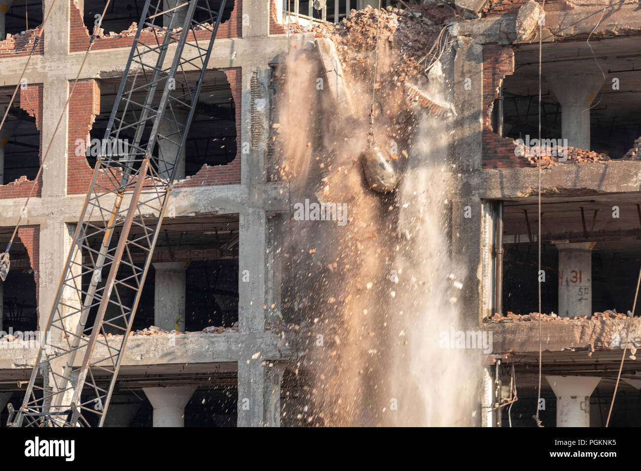 Rock Island, Illinois - Les travailleurs utilisent le boulet de démolition de l'île de roche Plow Company building. Par la suite utilisée par J.I. Cas, le bâtiment ha Banque D'Images