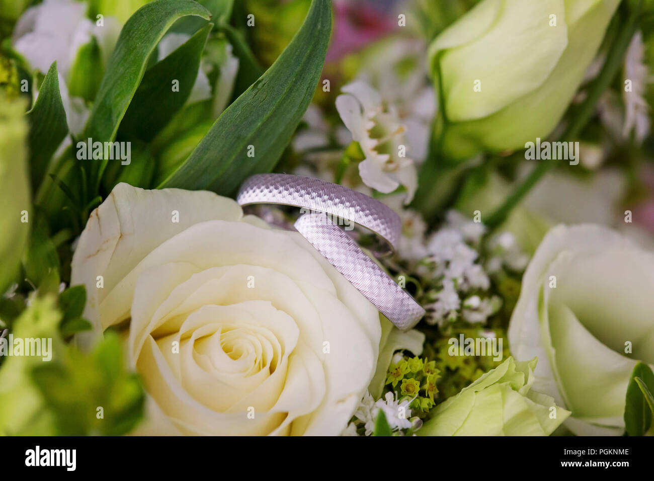 L'or blanc bagues de mariage fleur de mariage sur Banque D'Images
