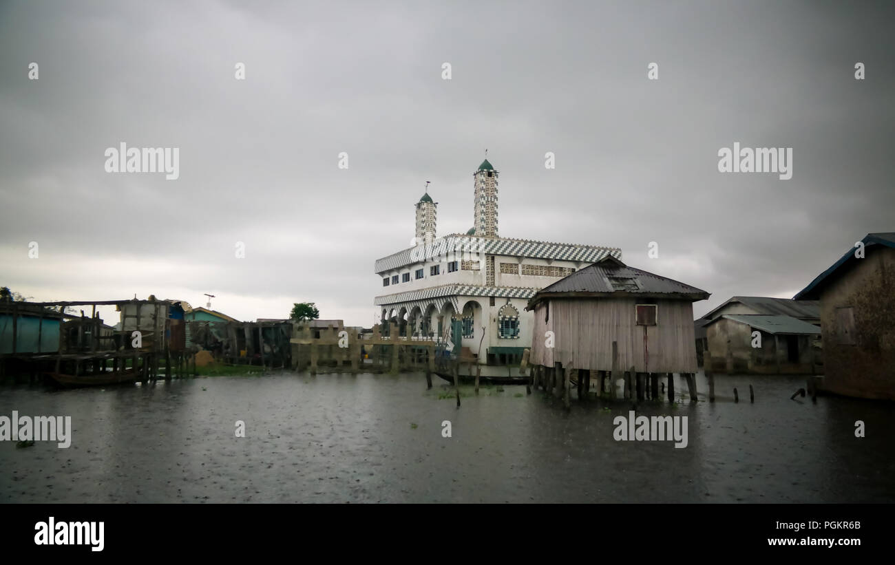 Des maisons sur pilotis et la mosquée dans le village de Ganvie sur le Lac Nokoué au Bénin Banque D'Images