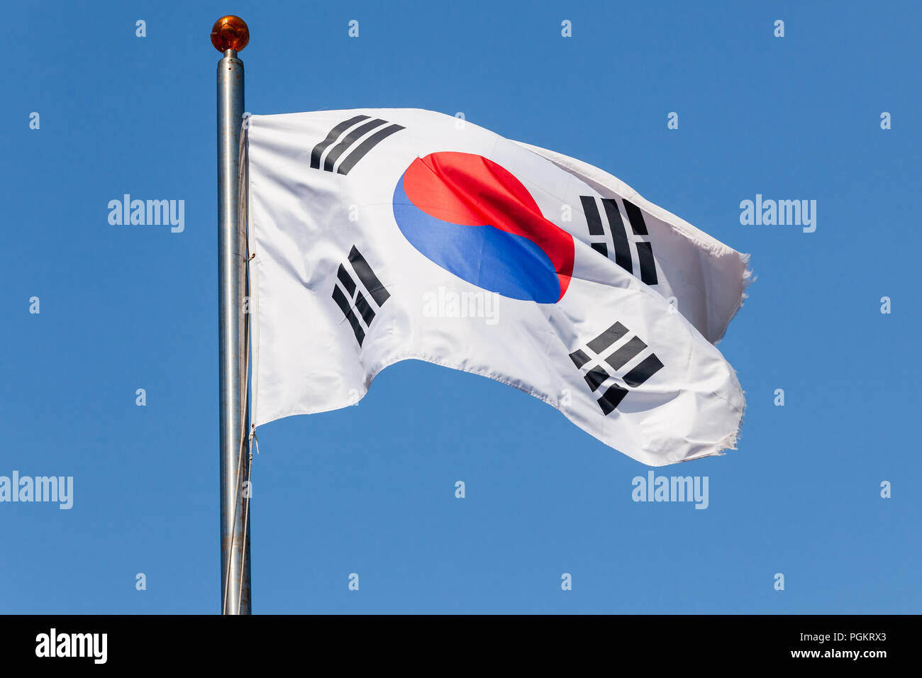 Drapeau de la Corée du Sud sur un mât agitant Taegukgi Banque D'Images