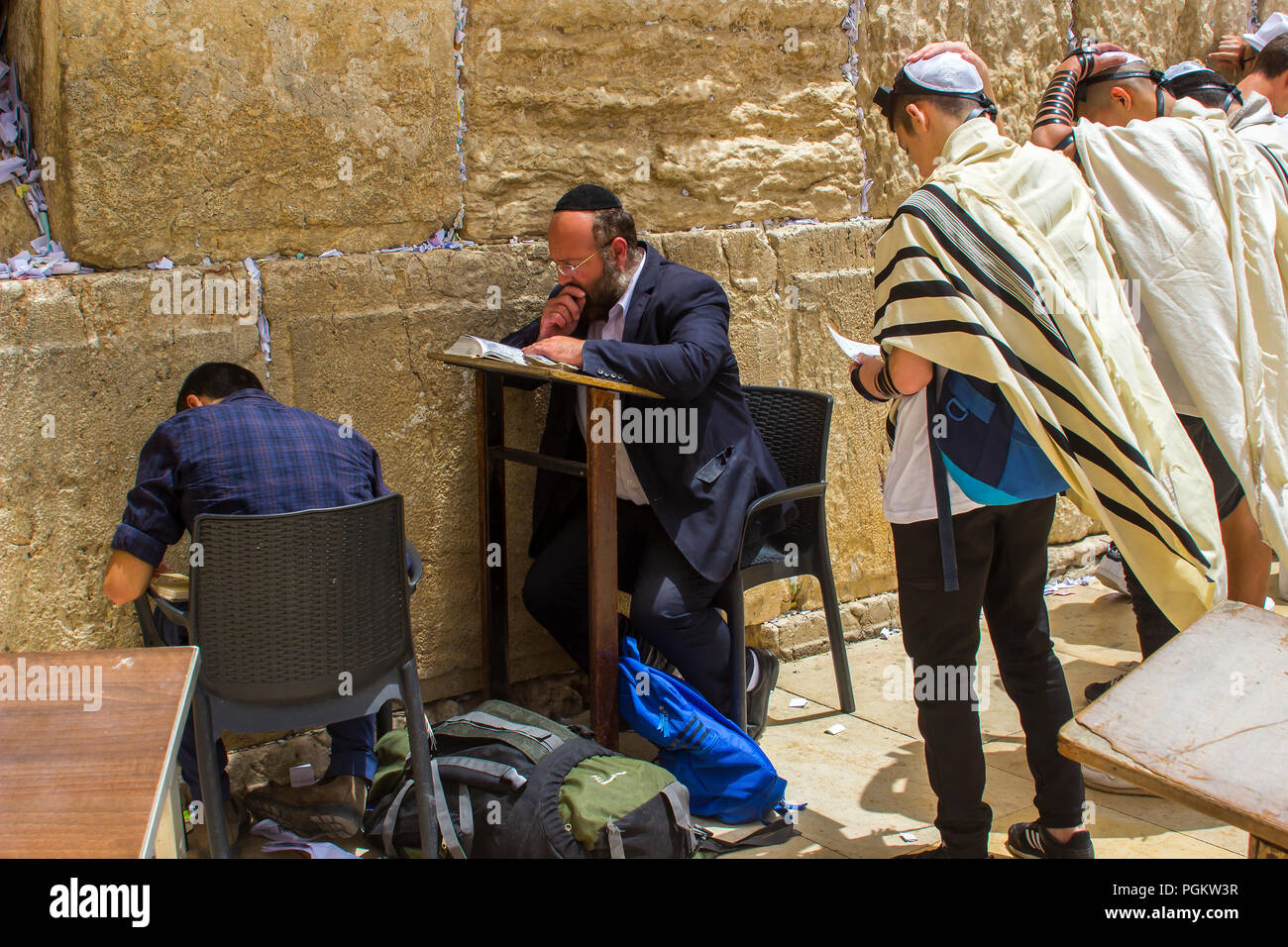 10 mai 2018 pèlerins juifs priant devant le Mur Occidental à Jérusalem Israël Banque D'Images