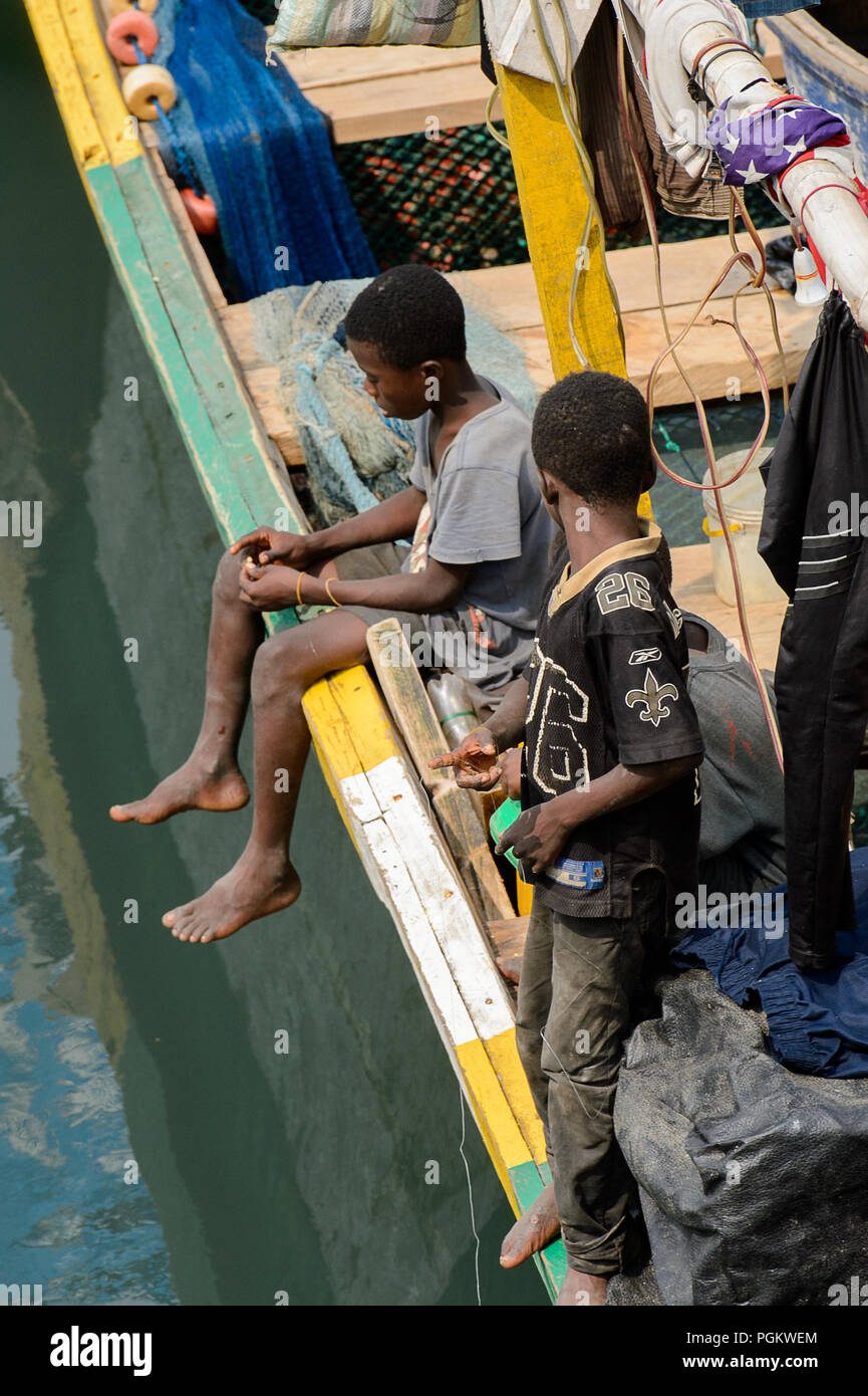 ELMINA, GHANA -Jan 18, 2017 : les garçons ghanéens non identifiés en bateau dans le port d'Elmina. Les gens souffrent de la pauvreté du Ghana en raison de la mauvaise économie Banque D'Images