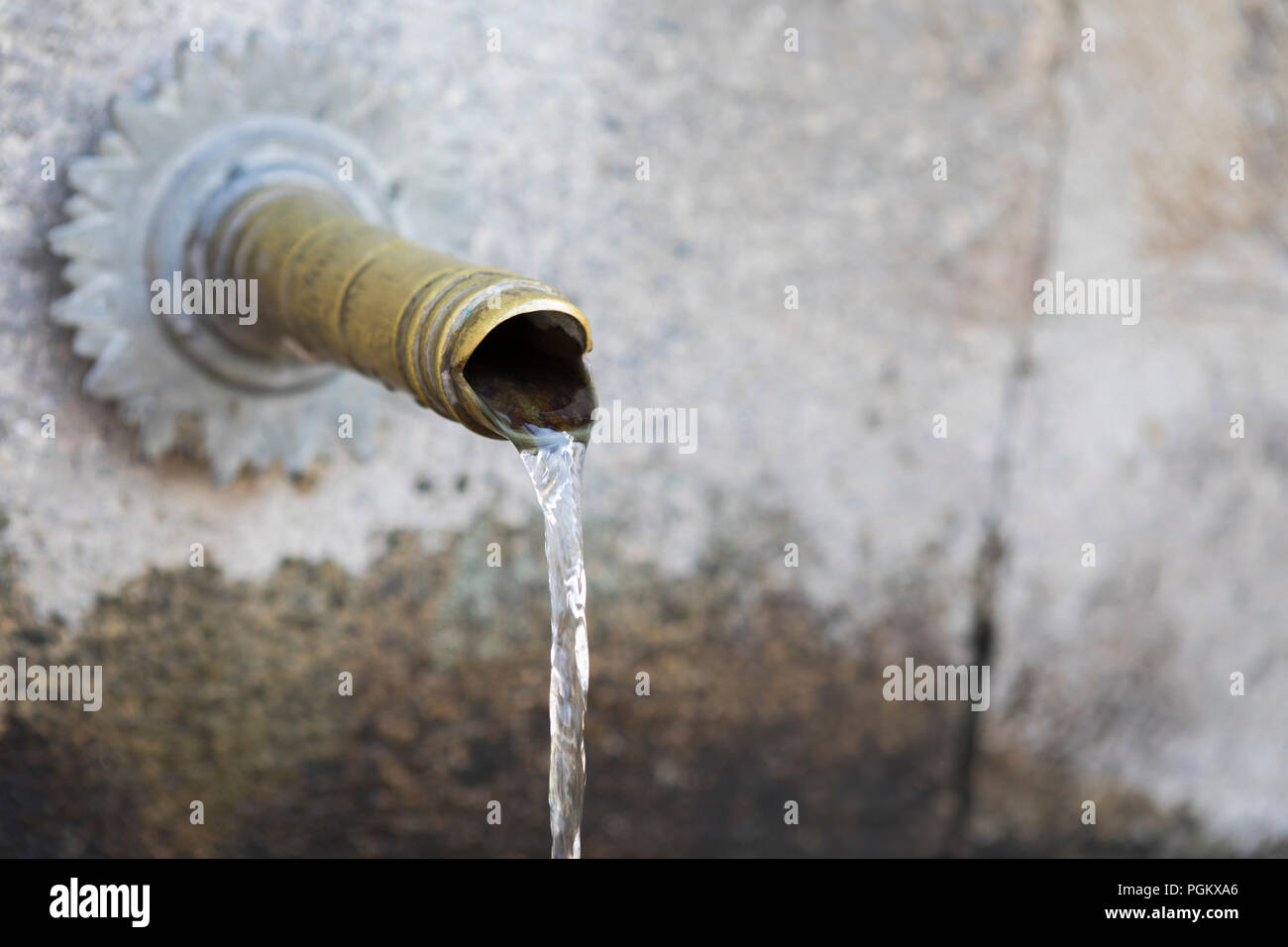 L'eau l'approvisionnement en continu dans la vieille ville de Koprivshitsa, Bulgarie Banque D'Images