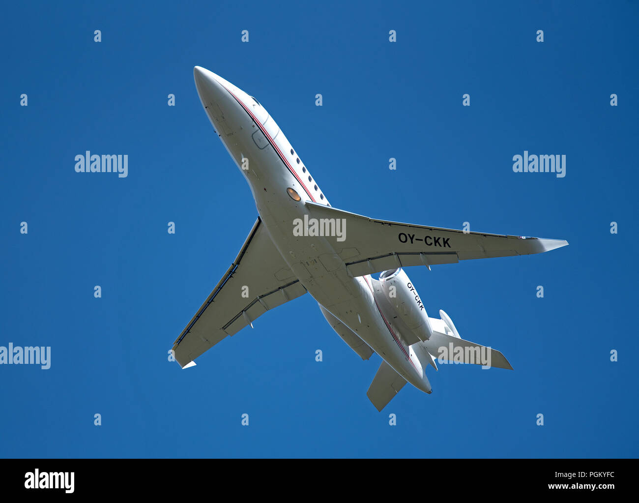 Dassault Falcon 2000LXS charter Air Alsie vol au départ d'Inverness Dalcross Aéroport en Ecosse.UK. Banque D'Images Dassault Falcon 2000LXS charter Air Alsie vol au départ d'Inverness Dalcross Aéroport en Ecosse.UK. Banque D'Images