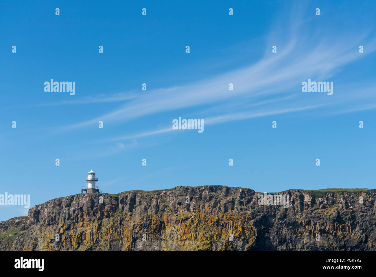 Un petit phare sur l'île de canna. Canna est la plus occidentale des petites îles de l'archipel, dans les Hébrides intérieures écossaises. Banque D'Images