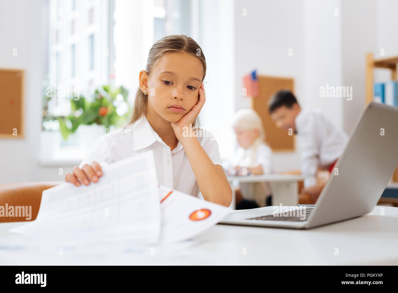 Bored girl contrôler différents documents importants dans une chambre Banque D'Images