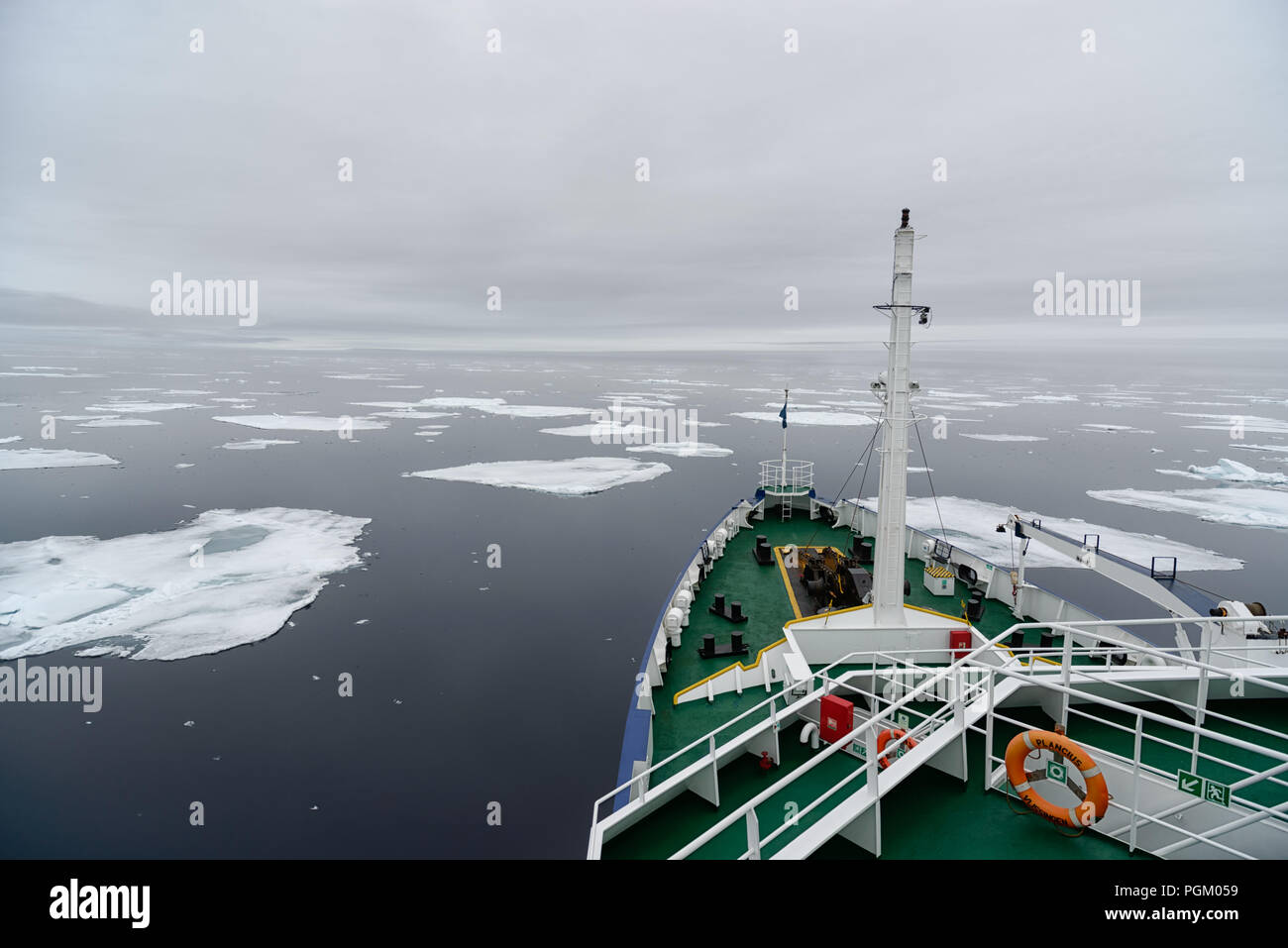 Bateau de croisière sur le chemin de la glace de mer, océan Arctique, Svalbard, Norvège Banque D'Images