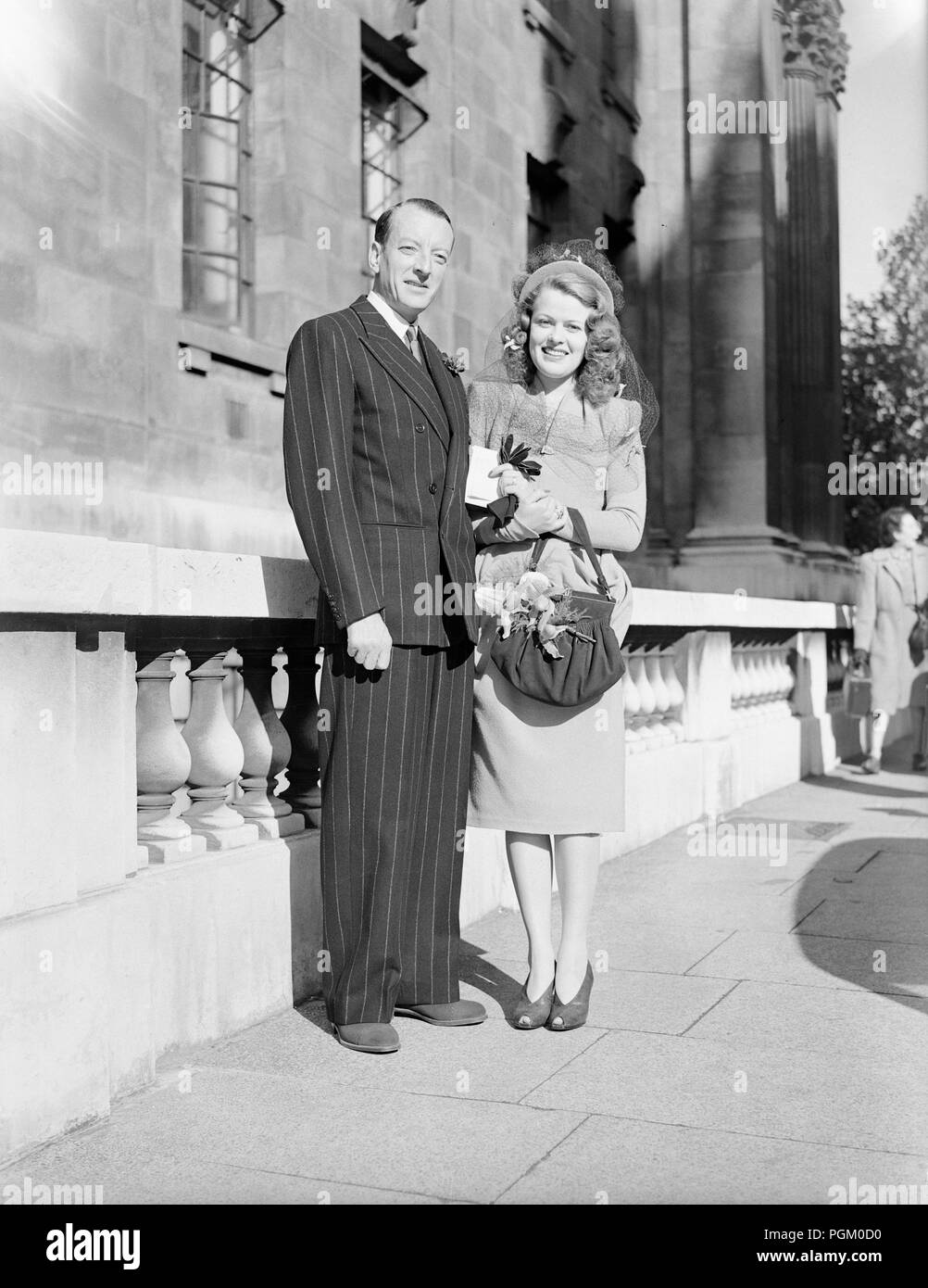 11e Septembre 1946. Le mariage de M. George Burnside, un directeur d'Erwin Trogneux, les agents de publicité, et Mlle Signe Nyman, un résident suédois de 25 ans, vivant à Londres. Le mariage a lieu à St Marylebone Register Office, à Londres. Banque D'Images