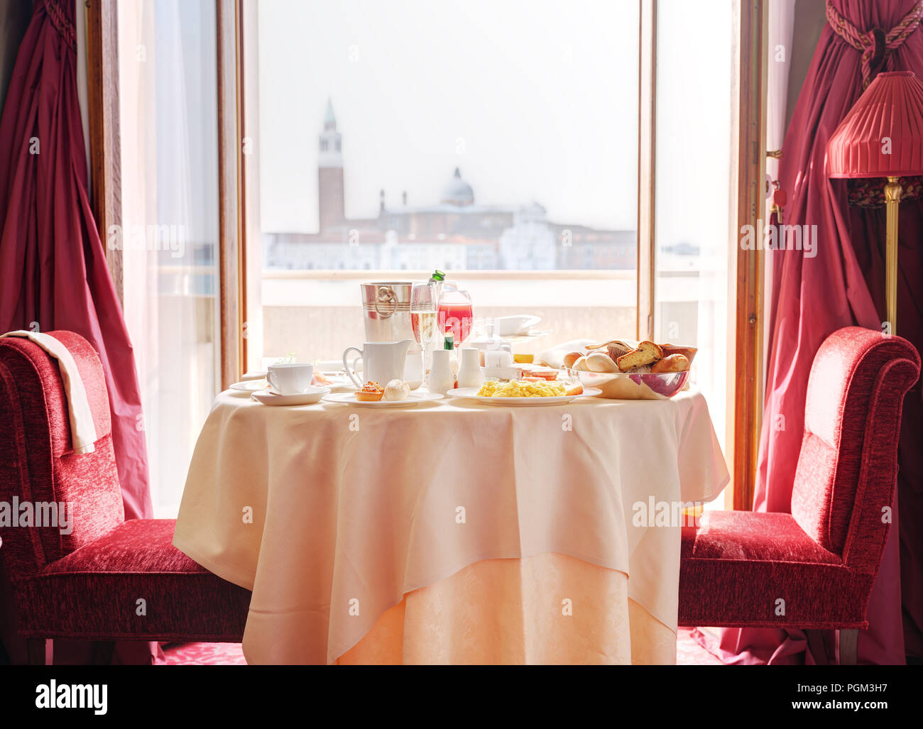 Petit-déjeuner de luxe à Venise avec vue sur lagon et San Giorgio Maggiore Banque D'Images