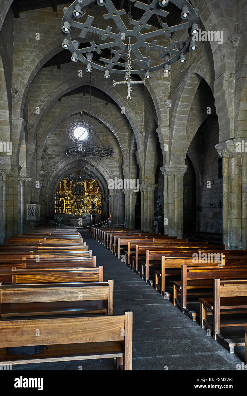 Ex-Collegiate Église de Santa María avec un aspect fortifié et romane en doucine style in Baiona, Galice, Espagne, Europe Banque D'Images