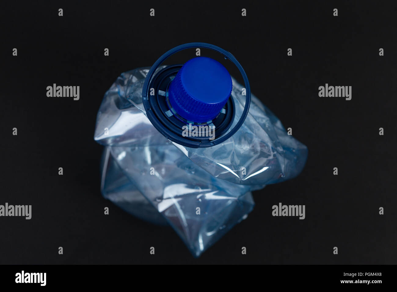 Bleu Froissé Enfoncé Une Bouteille Deau Plastique En Pet à