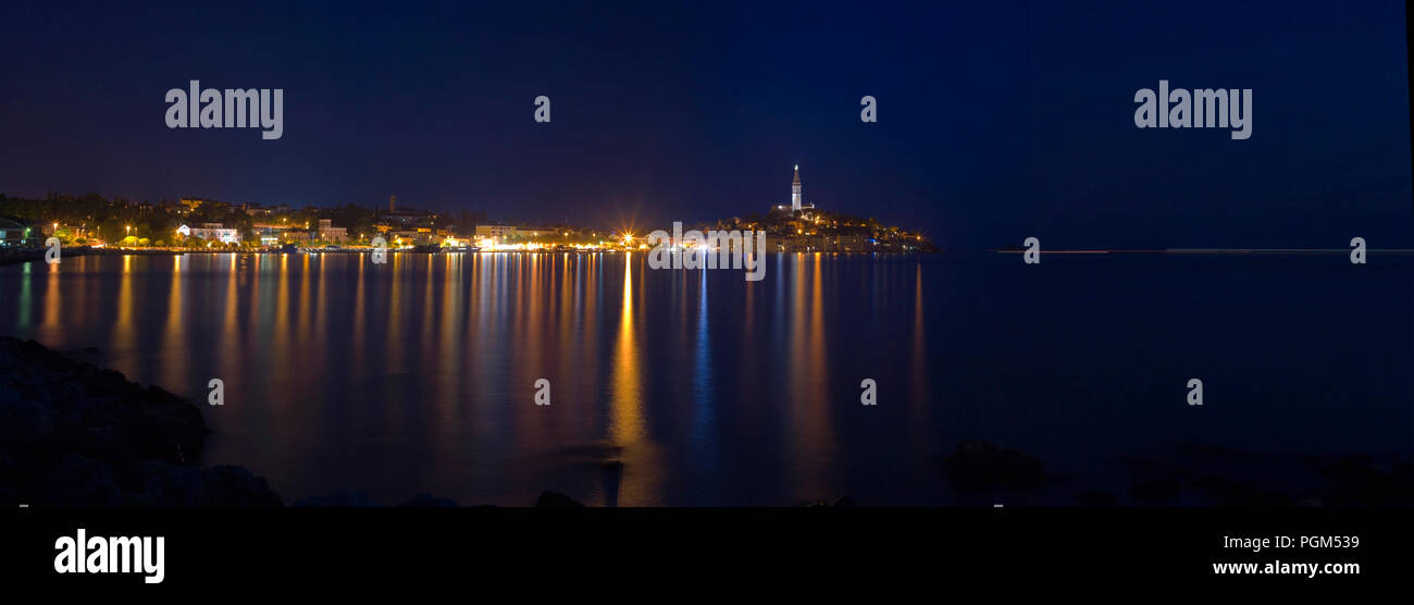 Vue panoramique de la ville croate de soirée à Rovinj Banque D'Images