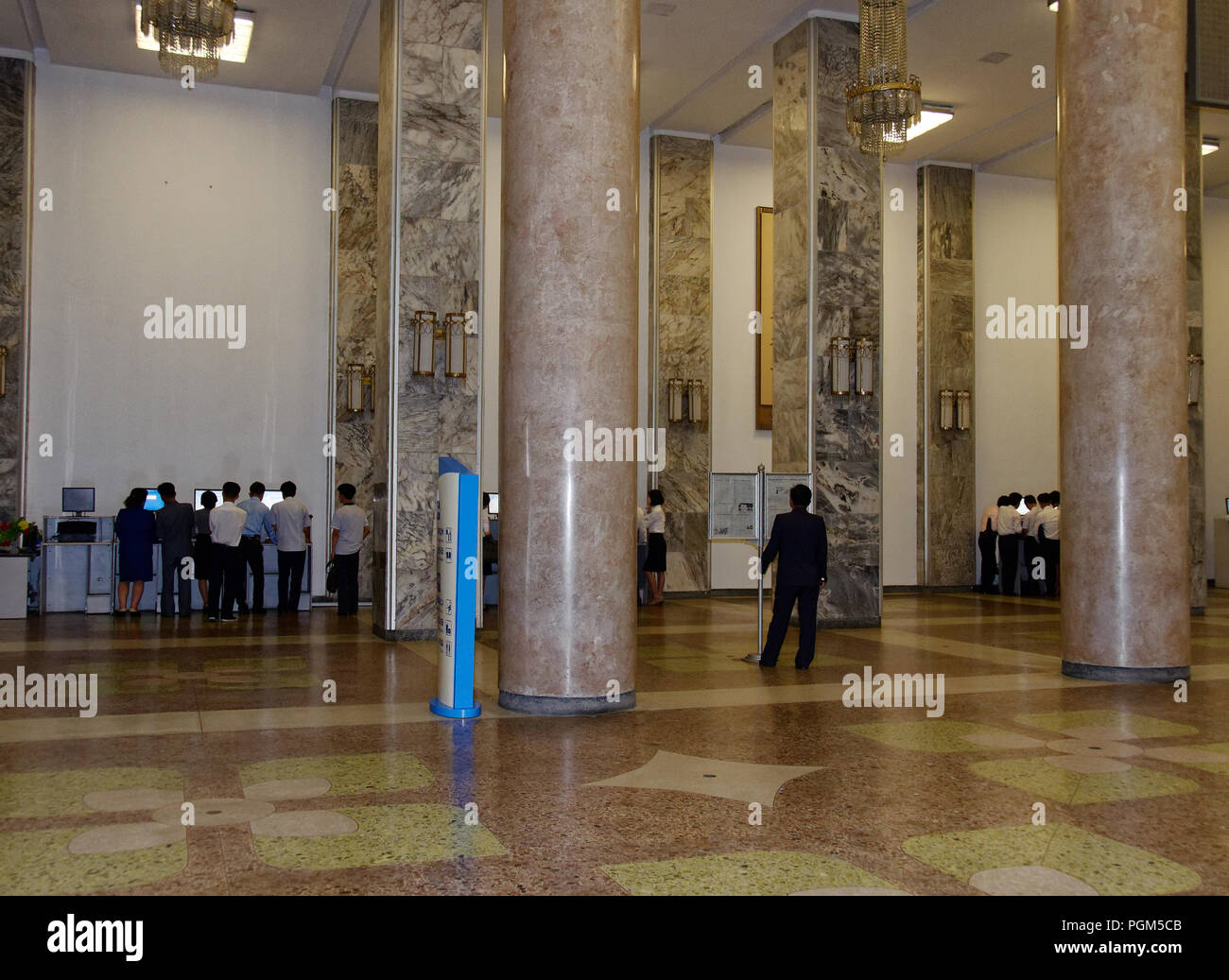 Les élèves de l'ordinateur équipé de l'écran dans les salles de bains en marbre du Palais des Etudes du Peuple, Pyongyang, Corée du Nord Banque D'Images