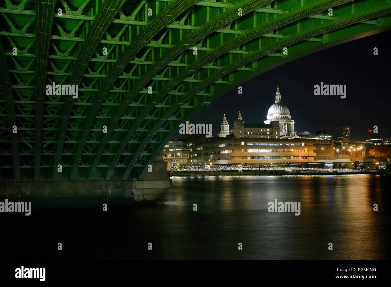 Saint Pauls Cathedral sous Blackfriars Bridge at night, structure du pont a été peint avec une lumière du jour lampe équilibrée. Banque D'Images