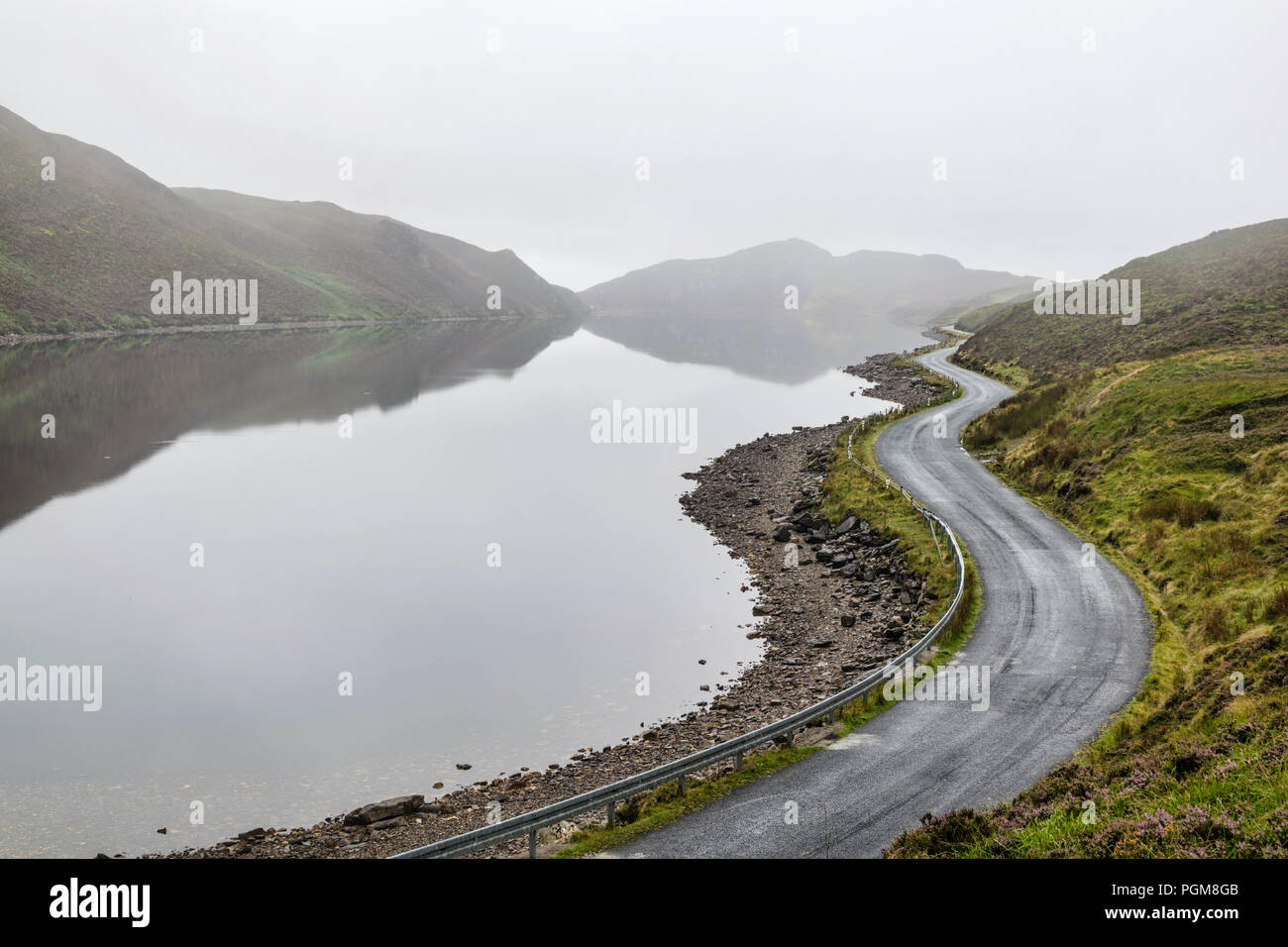 Il s'agit d'une photo d'un lac de montagne sinueuses route dans la brume matinale. Ce lac s'appelle le lac de sel et est situé dans la région de Donegal Irlande Banque D'Images