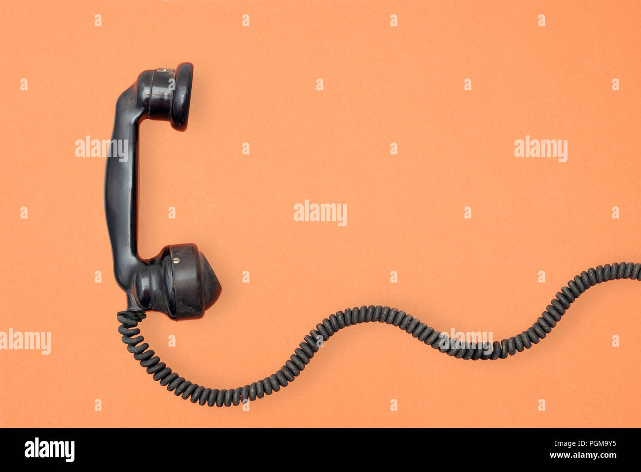 Du conftel téléphone vintage avec cordon sur fond orange Banque D'Images