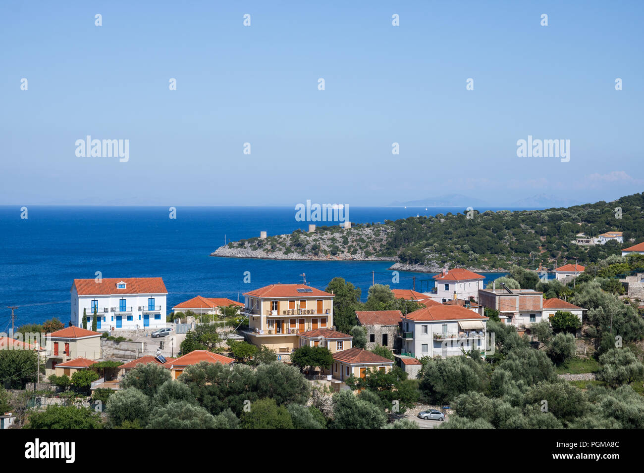 Ville et port de Kioni, île de Ithaca, Grèce Banque D'Images