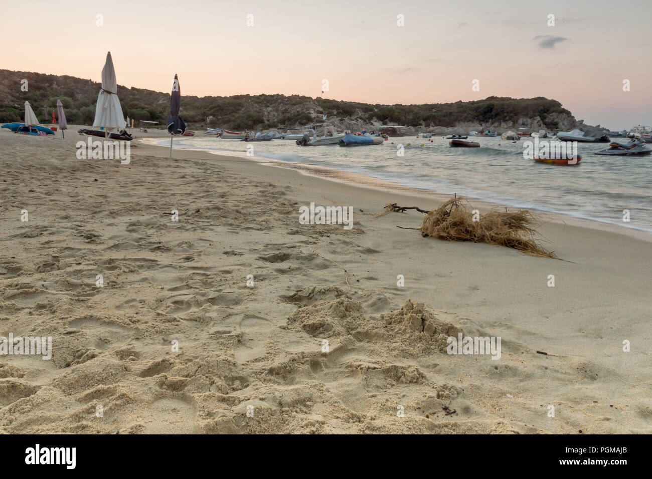 Lever du soleil sur la plage de Kalamitsi à péninsule Sithonia, Halkidiki, Macédoine Centrale, Grèce Banque D'Images