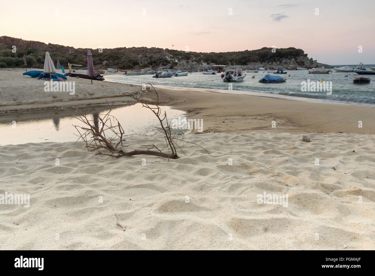 Lever du soleil sur la plage de Kalamitsi à péninsule Sithonia, Halkidiki, Macédoine Centrale, Grèce Banque D'Images